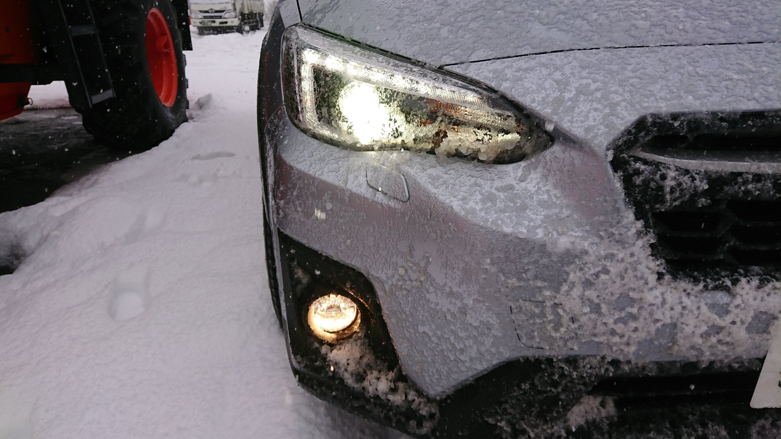 Ledとハロゲンで雪道を運転してみた Ledライトは 降雪しても見やすいの 日本ライティングblog