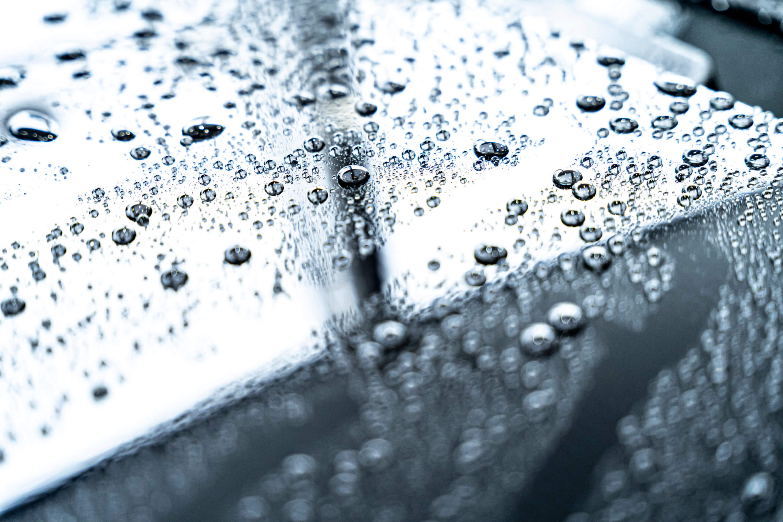 コーティング剤の撥水、親水、滑水、疎水の弾き方と汚れの付き方に違いはある？ | 日本ライティングBlog